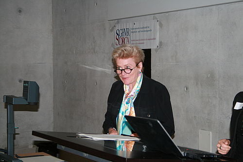 Die Vizepräsidentin, Prof. Christine Chappuis, führt umsichtig durch den wissenschaftlichen Teil des Programms.